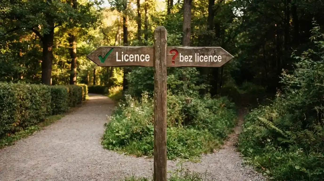 Rozcestník se dvěma směry — jeden označený razítkem MF ČR, druhý s otazníkem a nápisem „bez licence“